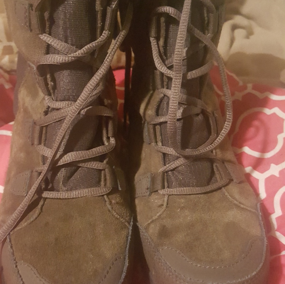COLUMBIA brown boots